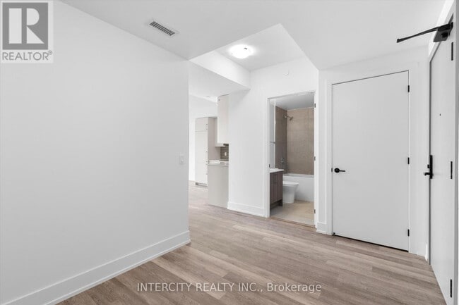 Building Photo - 2075-2075 King Rd