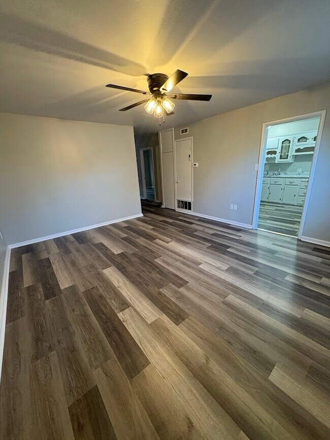 Foto del edificio - 240 N W Pl