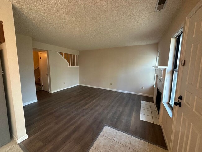Building Photo - 2 Bed 1.5 bath townhome
