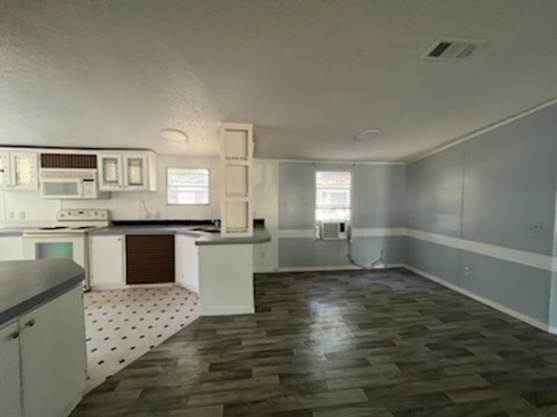 Primary Photo - 104 Nathey Ave