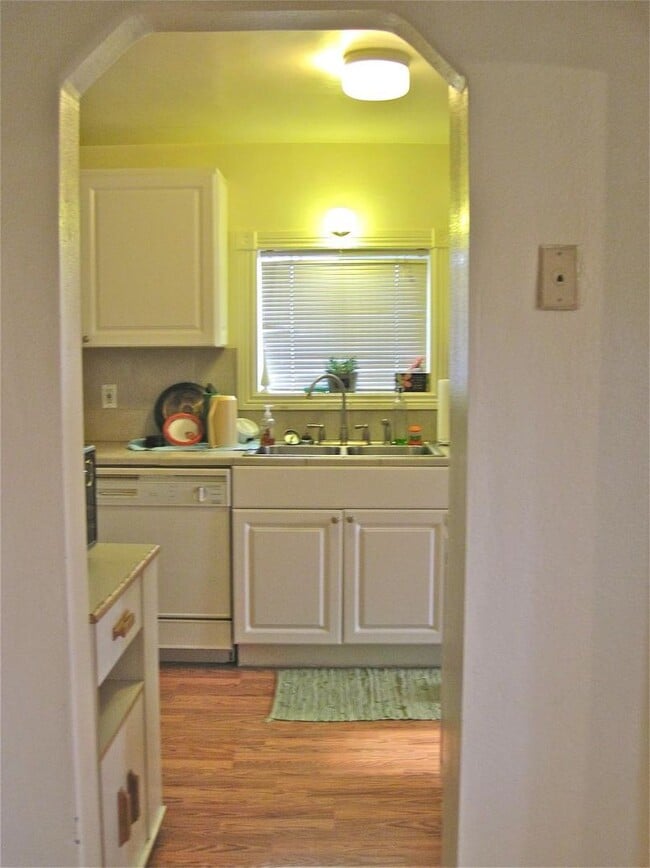 Building Photo - This perfect 2-bedroom, 1-bathroom Apartment with Great Location!