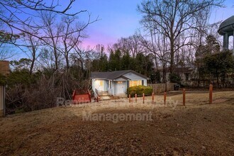 Building Photo - 942 Hillcrest Ave