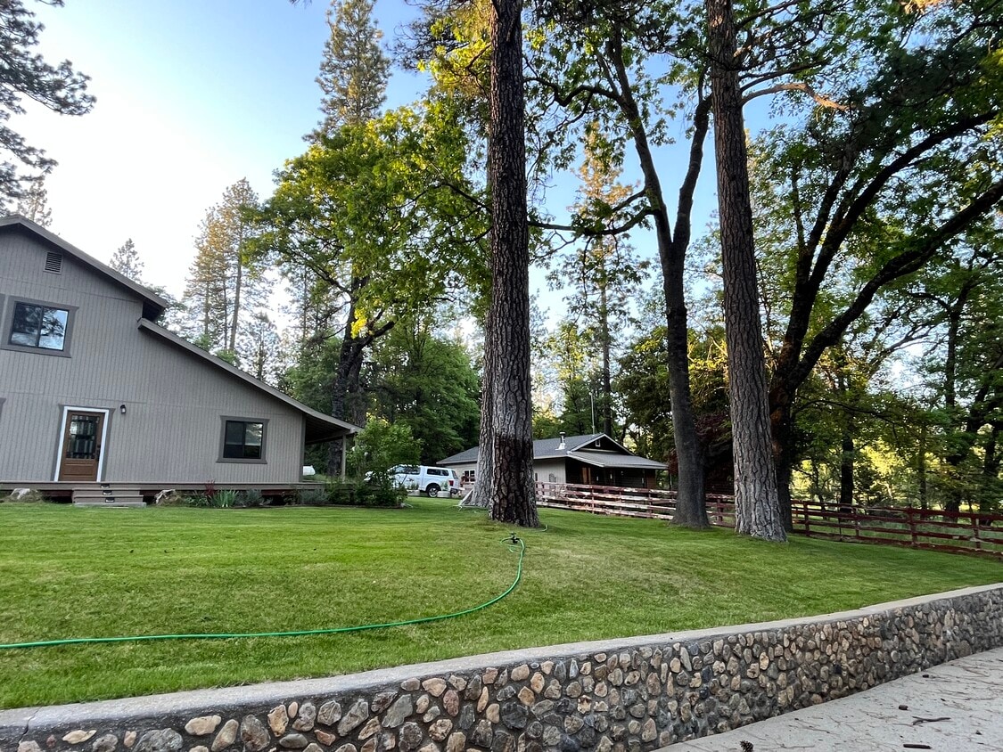 Building Photo - 12074 Tyler Foote Rd