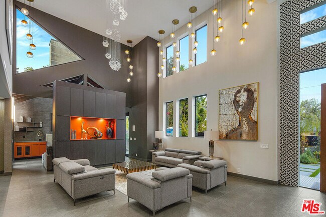 Foto del edificio - 5415 Amestoy Ave