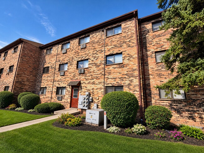 Building Photo - 1510 N Silver Ln