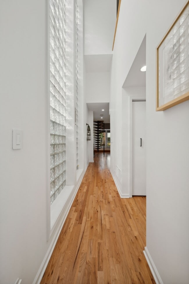 Foto del edificio - 885 N Hermitage Ave