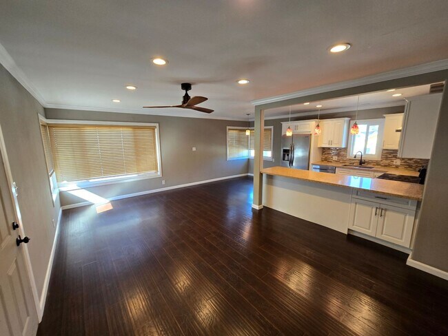 Foto del edificio - Spacious 2BR/2BA Near the Beach — Garage, Pets OK, Available Now