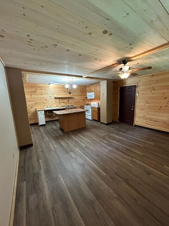 Building Photo - 480 Spruce Hollow Rd