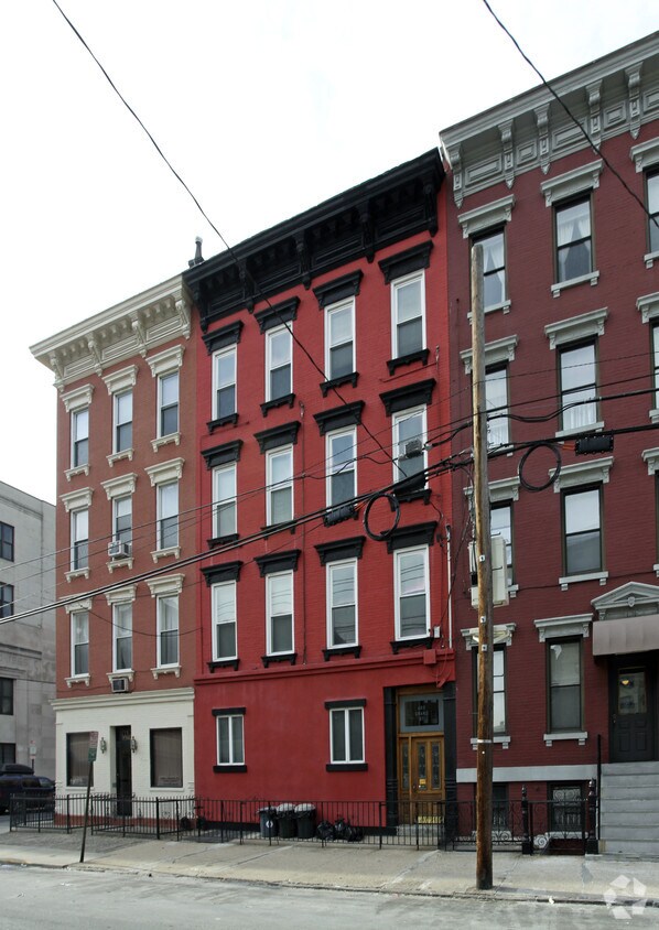 Building Photo - 402 Grand St
