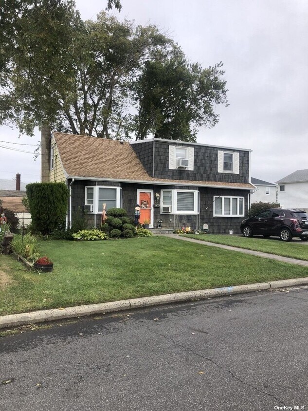 Primary Photo - 32 Halycon Rd