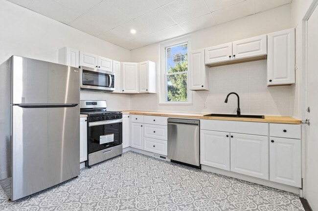 Building Photo - Spacious 5 Bedroom 1.5 Bathroom Home in Ha...