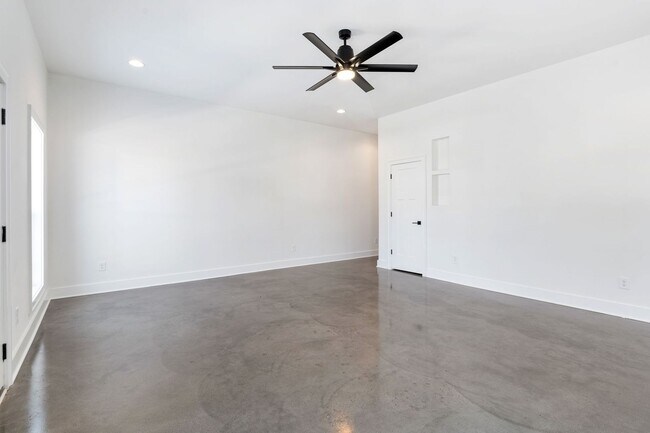 Building Photo - *1/2 Off 1st Months Rent!* Luxury 4Bed/4Bath Home, *Roof Top Patio* in the Heart of Murfreesboro