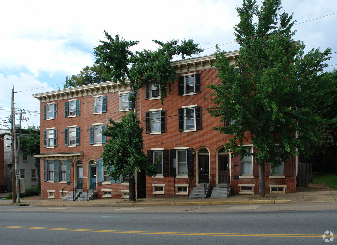 Building Photo - Quaker Hill Apartments