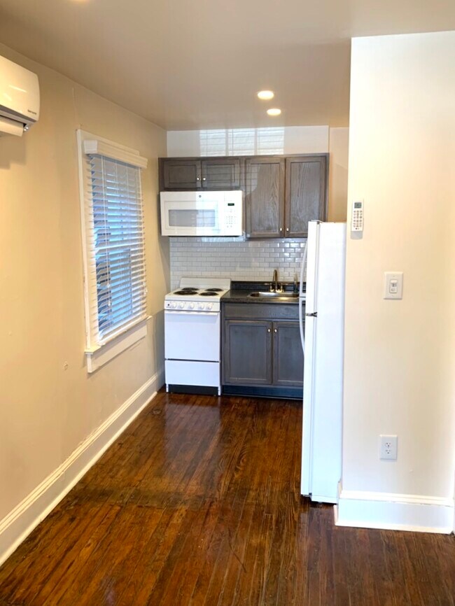 Building Photo - 4 W Cork St