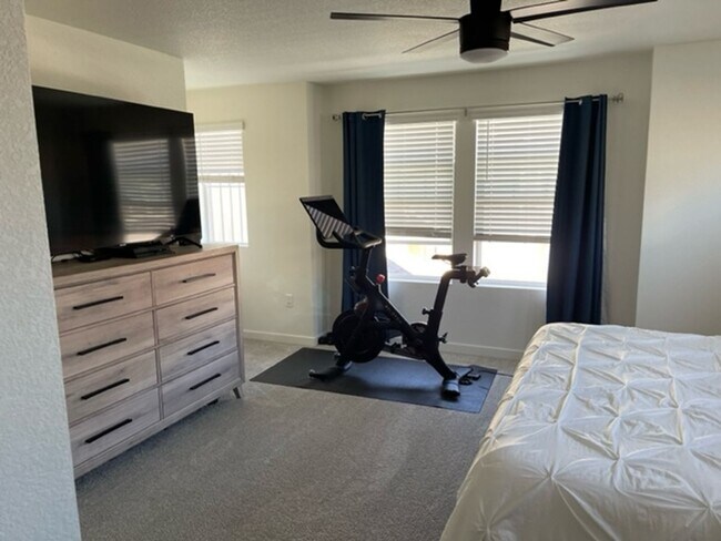 Foto del edificio - Newer townhome in beautiful Banning Lewis Ranch neighborhood