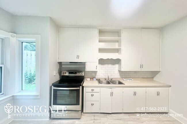 Photo du bâtiment - Spacious 1-Bedroom + Den Apartment in Cent...