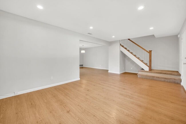 Building Photo - Spacious 4-Bedroom, 2.5-Bath Townhouse Clo...