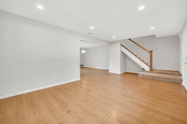 Foto del edificio - Spacious 4-Bedroom, 2.5-Bath Townhouse Clo...
