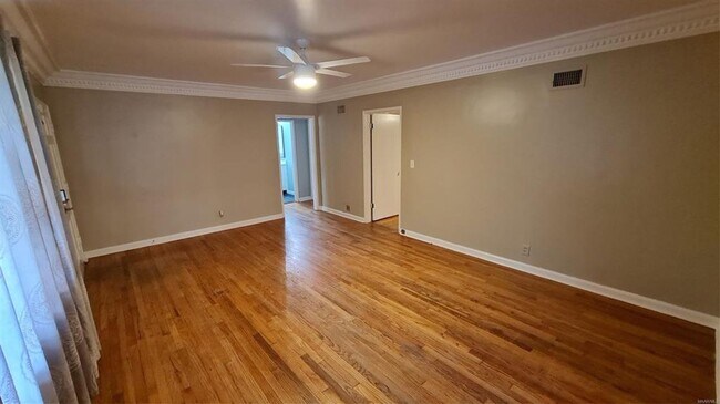 Foto del edificio - Home with no carpet in Morningview School Zone!