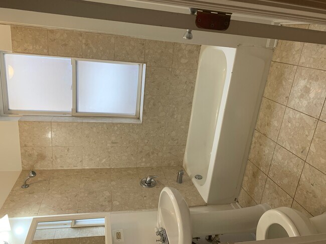 Building Photo - 1530 E 65th Pl