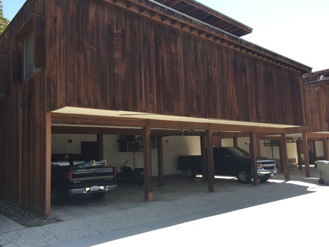 Building Photo - Town Horse Apartments