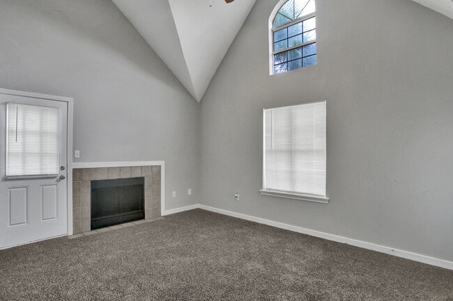 Building Photo - 324 N Grove Cir