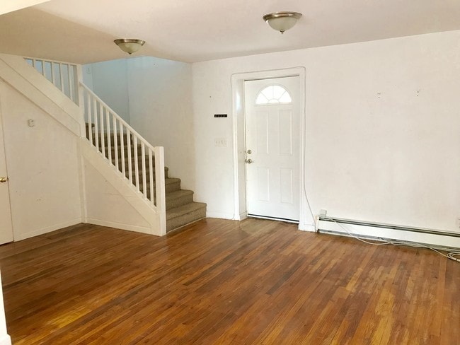 Building Photo - 52 Montrose Station Rd