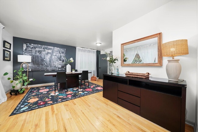 Building Photo - 4-Bed / 2-Bath Nicely Updated Home