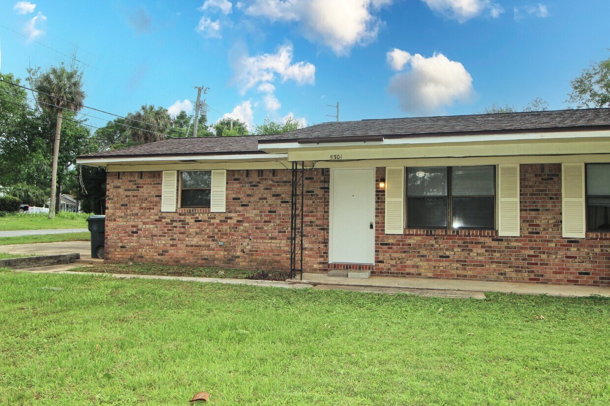 Primary Photo - 2/1 Duplex in Milton near Carpenter's Park!