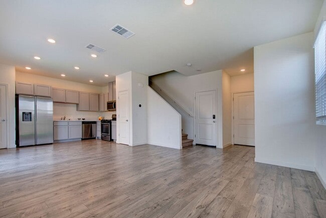 Building Photo - Terrific 4 bedroom available for rent - Al...