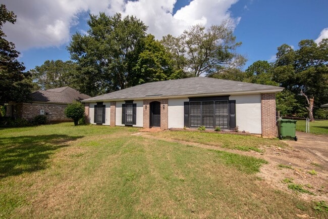 Building Photo - ** 4 bed 2 bath located in Dalraida close ...