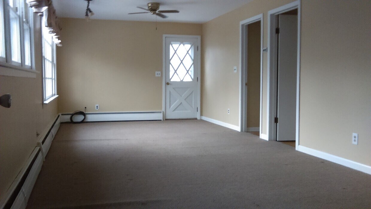 Living room - 142 Jewett Parkway