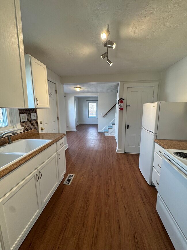 Desde la cocina mirando hacia el comedor y la sala de estar - 178 Carroll St