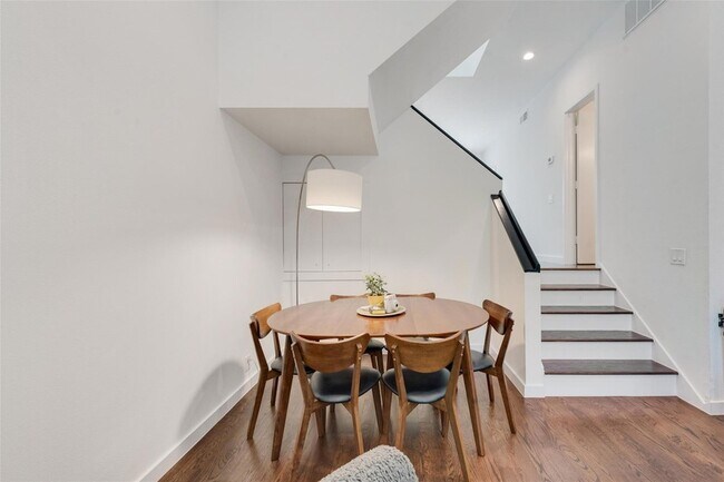Foto del edificio - 5990 Lindenshire Ln