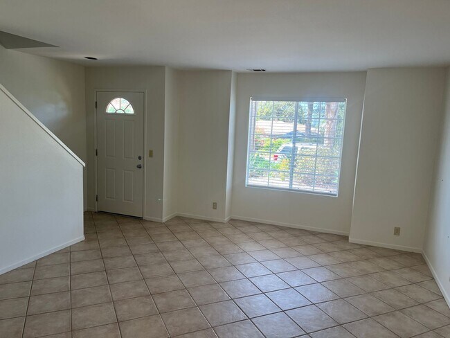 Foto del edificio - 1047 Golden Rd