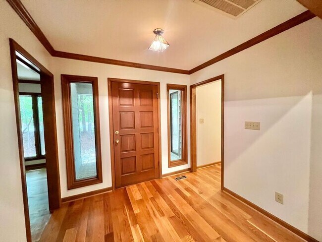 Foto del edificio - 4821 Regalwood Dr