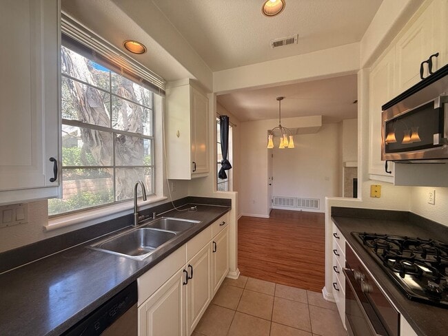 Building Photo - Upgraded 2B/2BA With AC, Washer/Dryer, & Private Patio!