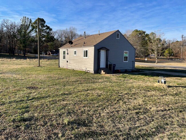 Building Photo - 303 N Dogwood St