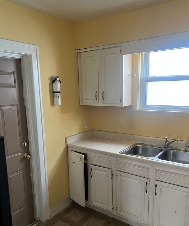 17458 Salem Unit 17458 Salem Lower, Detroit, MI 48219 Room for Rent