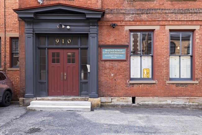 Building Photo - 910 Bingham St