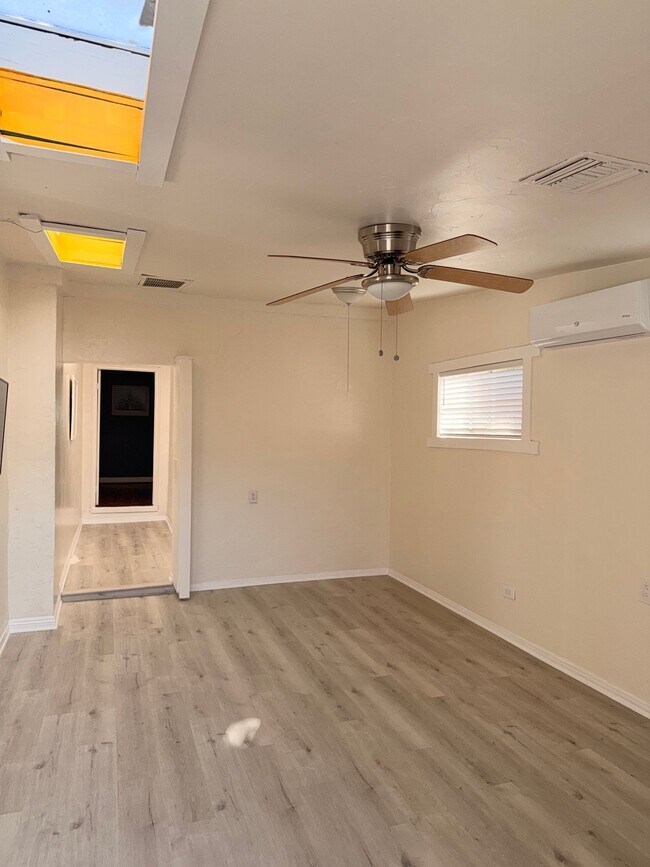 Foto del edificio - 1050 Hyperion Ave