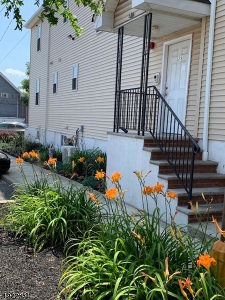 Primary Photo - 329 Broad St