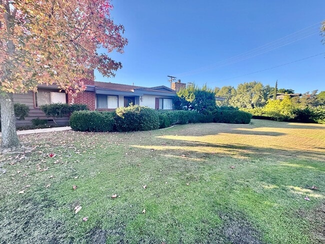 Foto del edificio - Beautiful newly renovated 4 Bedroom, 3 Bath Pool home in North Tustin