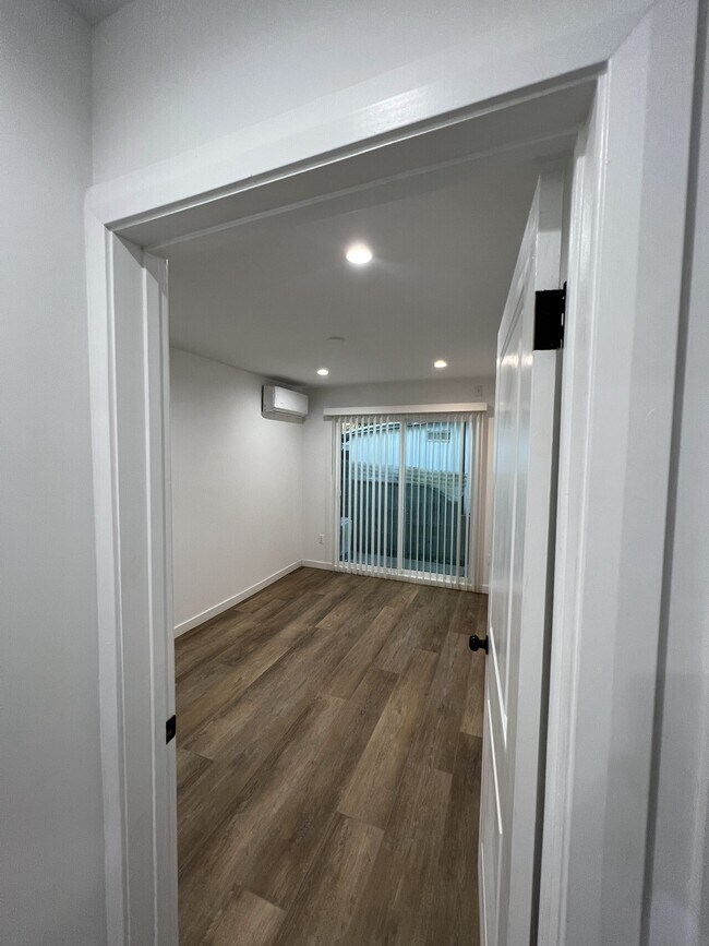 Foto del edificio - 6729-6731 Amigo Avenue
