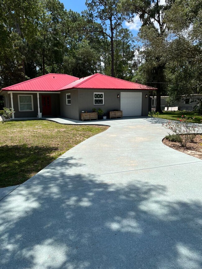 Building Photo - Spacious & Well-Maintained 2 Bedroom Home ...