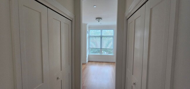 Building Photo - Luxury 1-Bed with Laundry in Unit