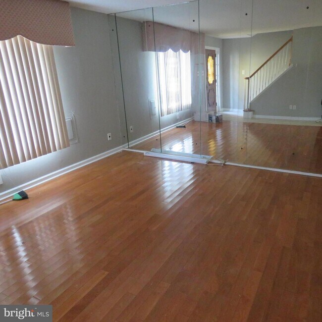 Building Photo - 6240 Patrick Henry Ct