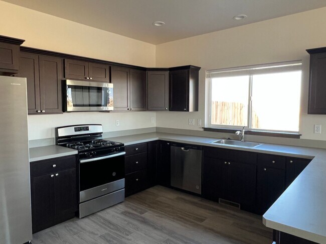 Building Photo - 3 Bed 2.5 Bath with double attached garage in Belgrade