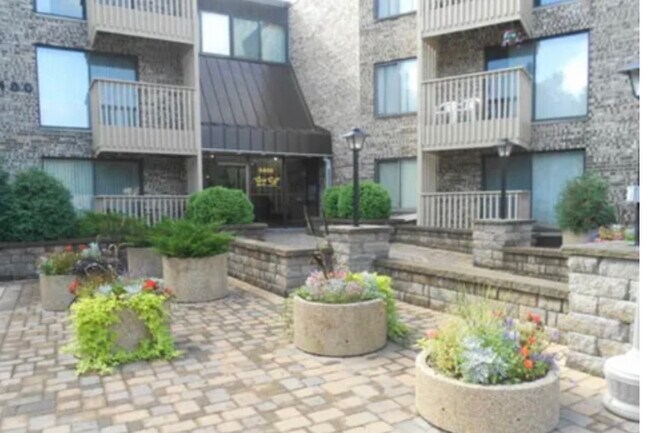 Foto del edificio - 9400 Old Cedar Ave S
