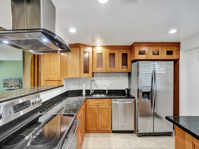 Building Photo - 3150 N Palm Aire Dr